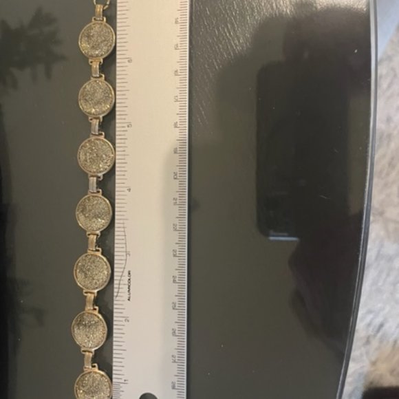 VINTAGE SPARKLE Green Stone and Gold Tone Bracelet Pre-Owned - Picture 3 of 3